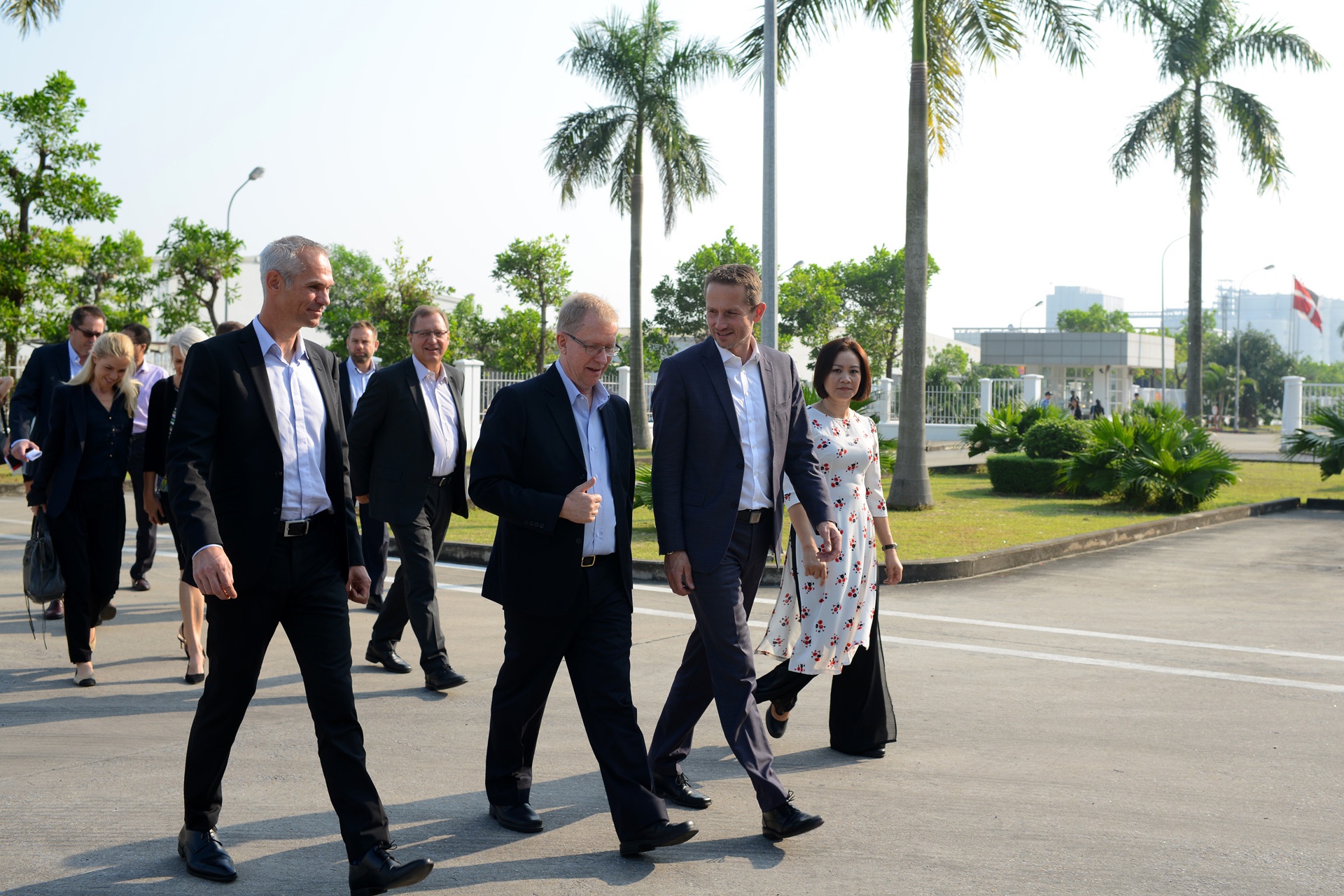 Bo truong Ngoai giao Dan Mach tham nha may o Hai Duong anh 1