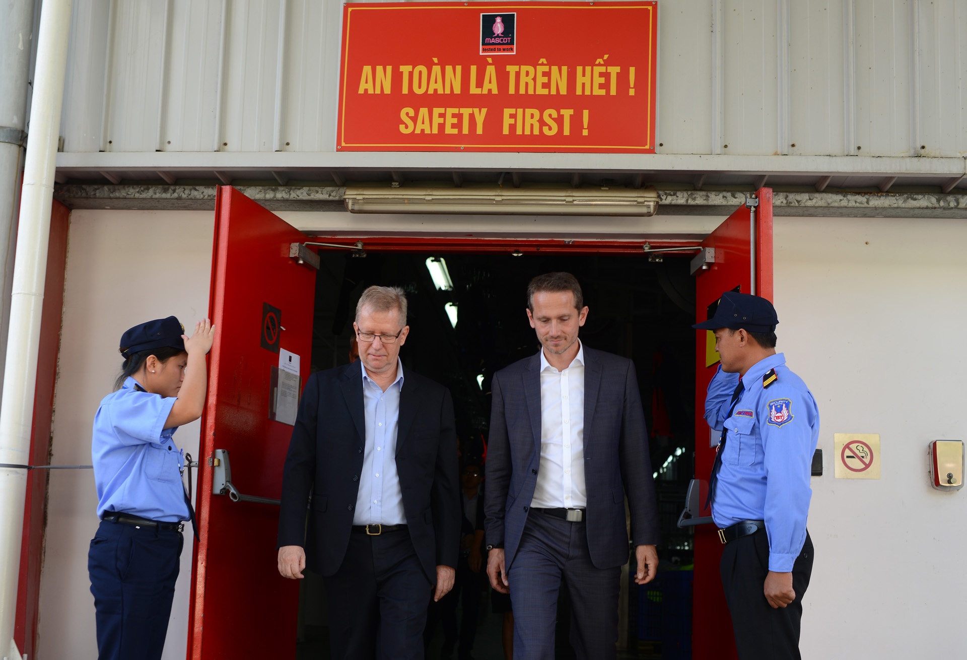 Bo truong Ngoai giao Dan Mach tham nha may o Hai Duong anh 8