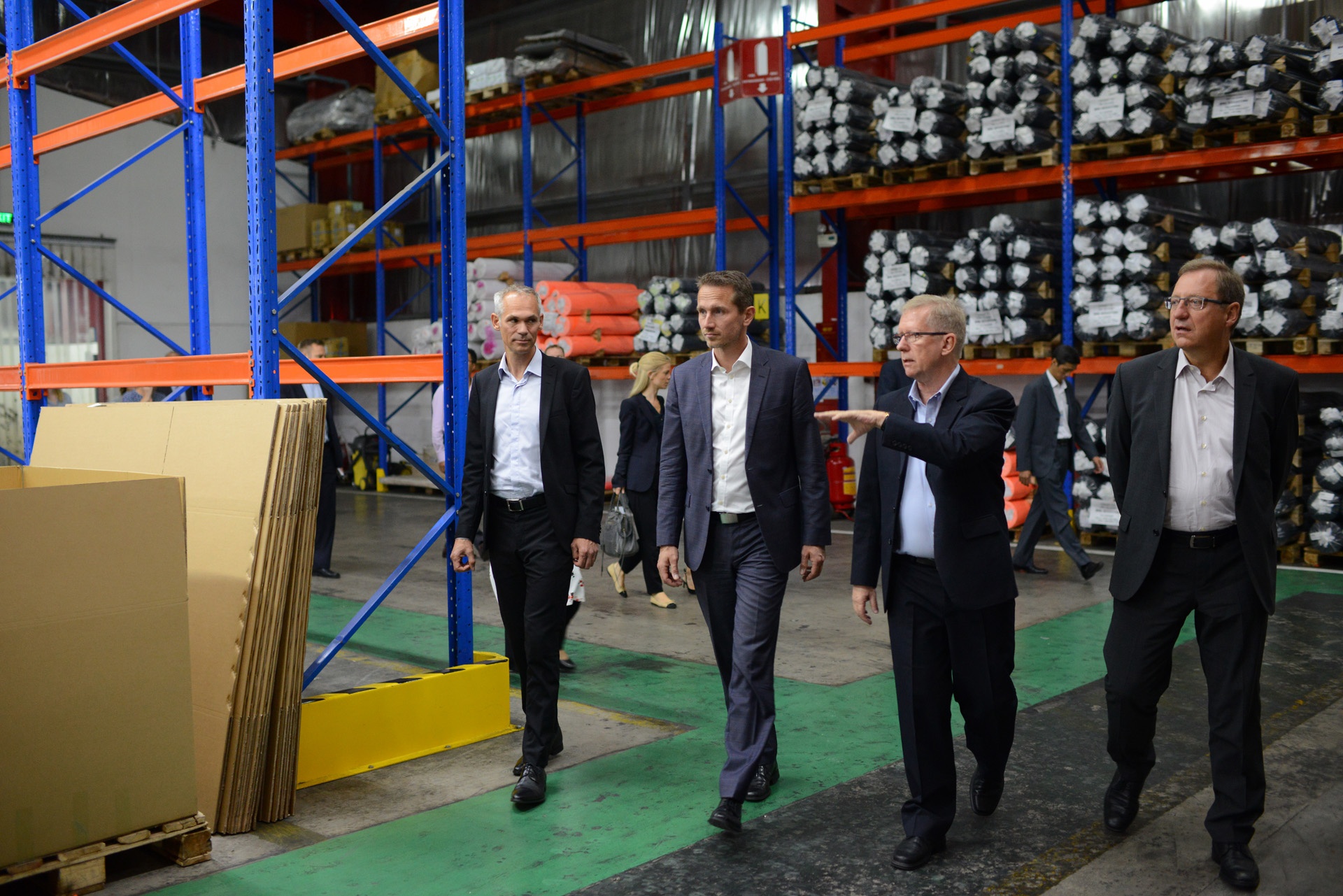 Bo truong Ngoai giao Dan Mach tham nha may o Hai Duong anh 2