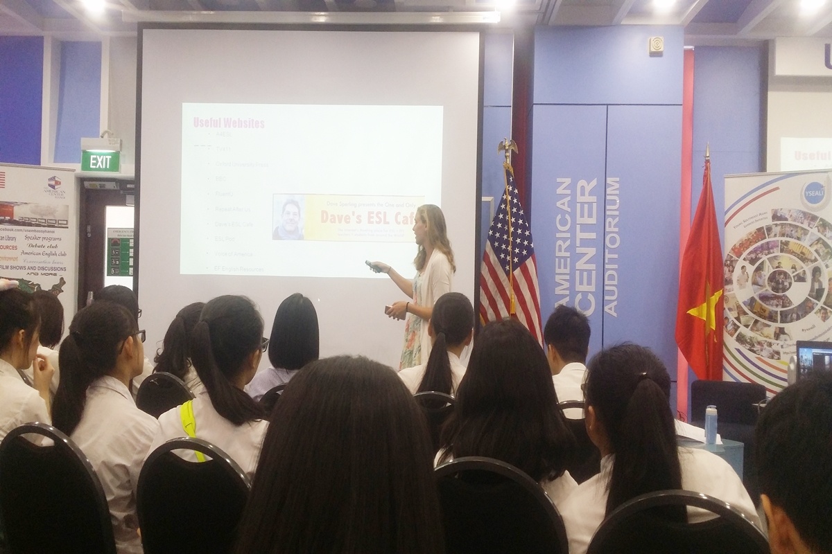 Hoc sinh Ha Noi tham gia su kien nang cao van hoa doc hinh anh