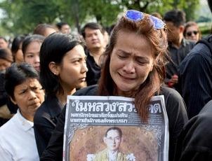 Nguoi Thai vay quanh Hoang cung don linh cuu nha vua hinh anh