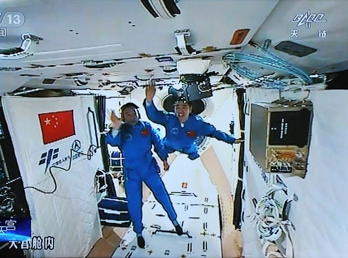 Phi hanh gia Trung Quoc vao tram vu tru hinh anh