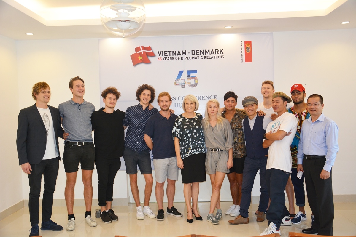 Nghe si tre VN,  Dan Mach bieu dien ky nie anh 1