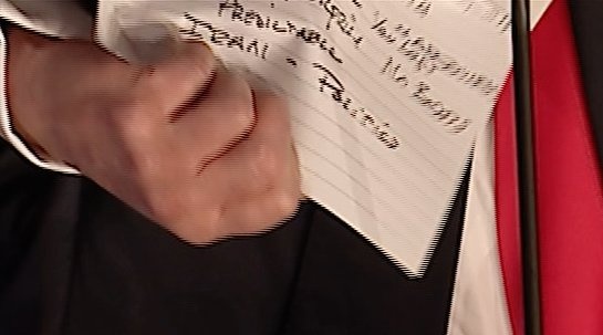 Manh giay Trump tuc gian xe bo sau tranh luan viet gi? hinh anh