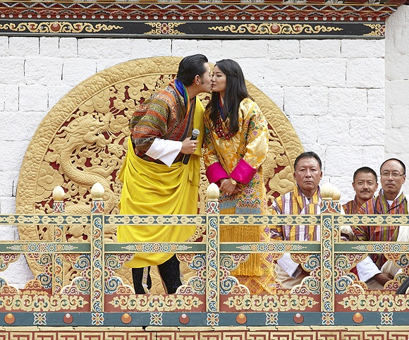 Vua Bhutan hon hoang hau truoc su chung kien cua than dan hinh anh