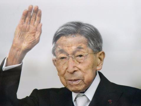 Hoang tu lon tuoi nhat cua Nhat qua doi hinh anh