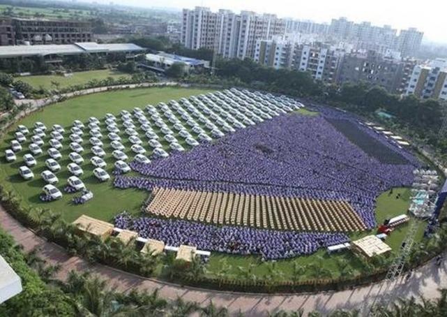 Trum kim cuong An Do thuong 1.260 xe cho nhan vien hinh anh