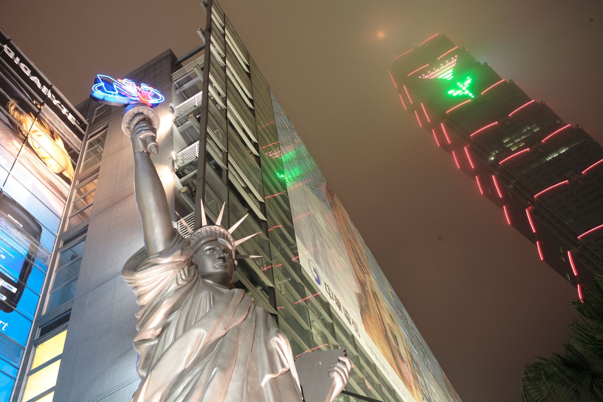 Ban sao tuong nu than tu do anh 10