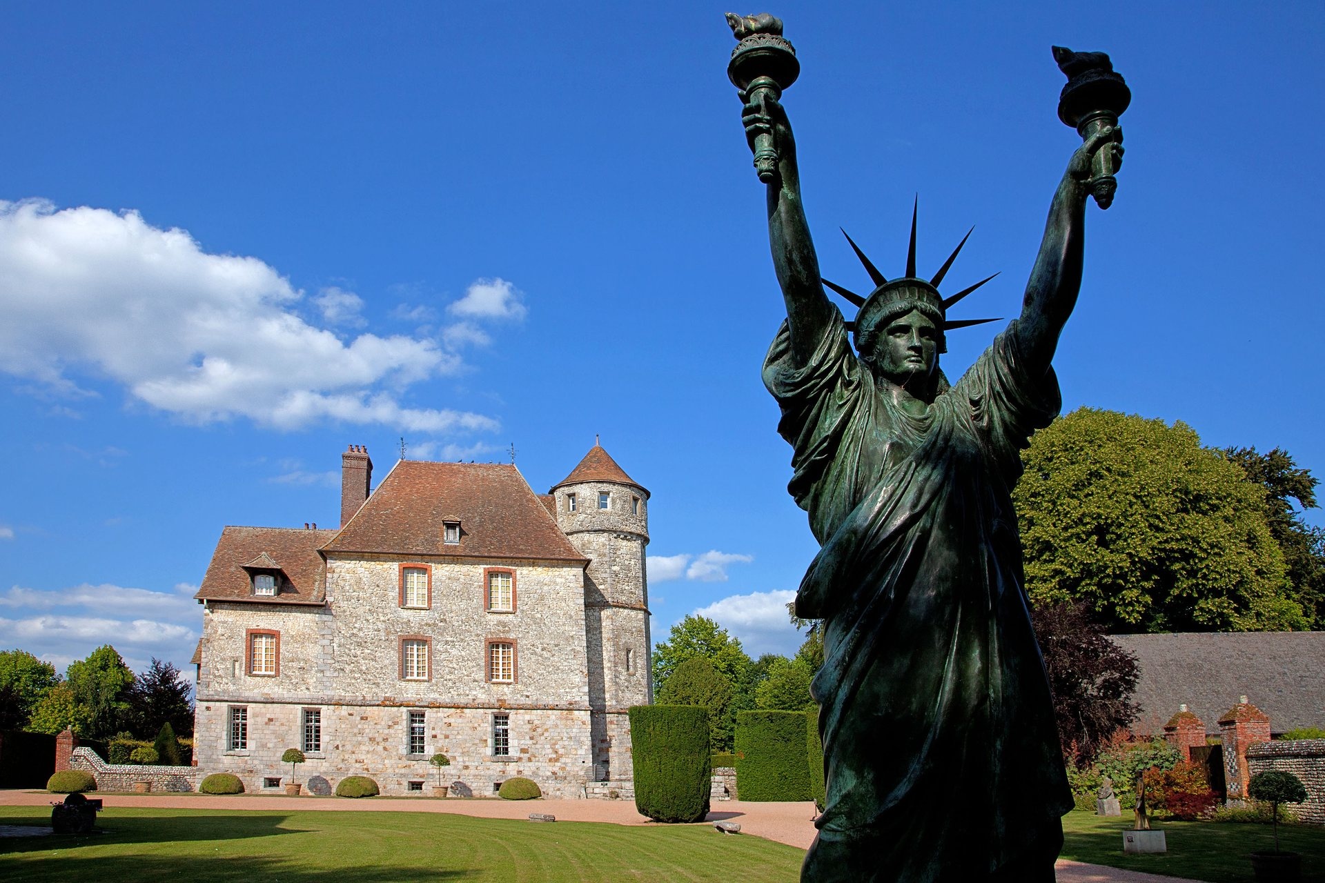 Ban sao tuong nu than tu do anh 2