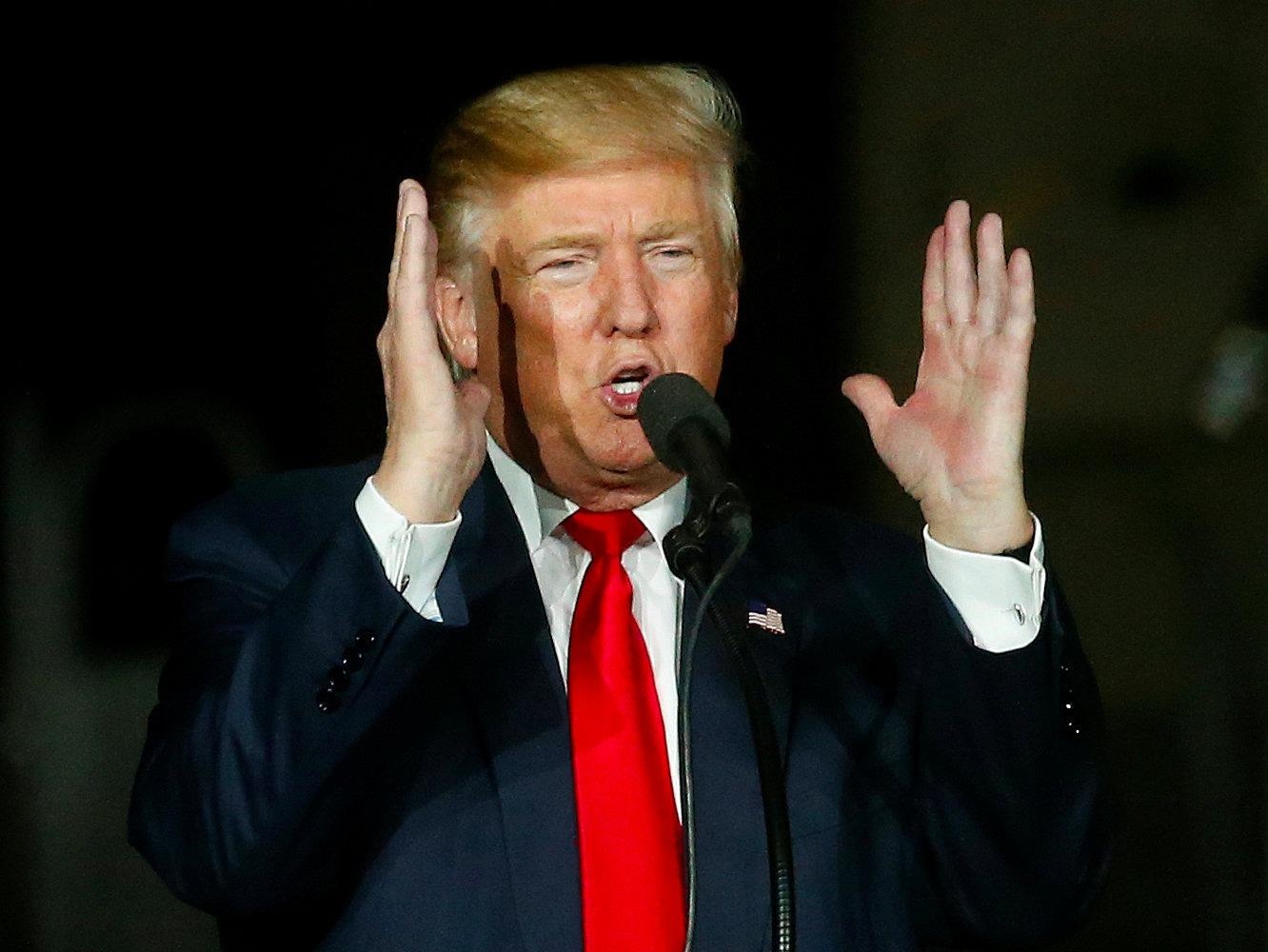 Nguoi Viet tai My: Trump dang ghe tom hay bi boi nho? hinh anh