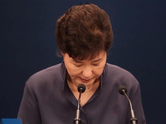 Tong thong Han Quoc va su dieu khien cua nhom ‘Bat tien’ hinh anh