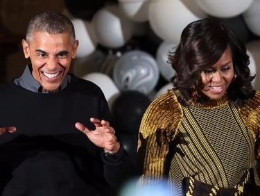 Vo chong Obama nhay dieu 'xac song' trong le Halloween hinh anh