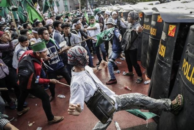 50.000 nguoi Indonesia bieu tinh doi thi truong tu chuc hinh anh