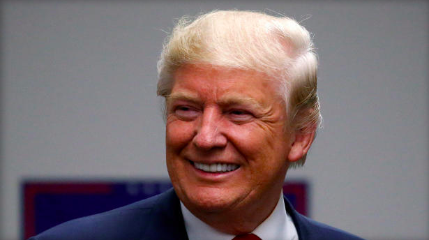 Trump qua con mat cua nhan vien cu anh 1