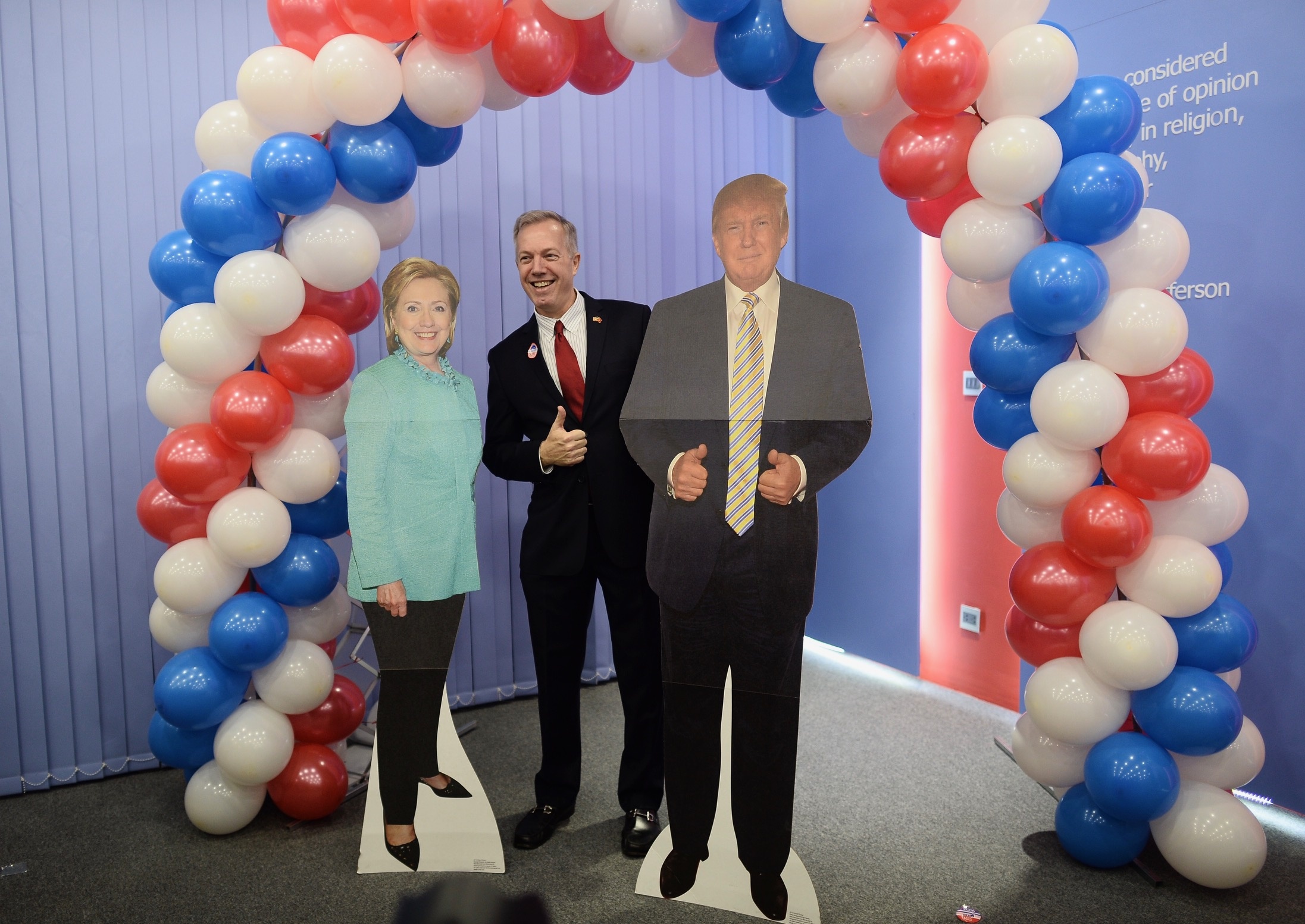 Không khí theo dõi bầu cử ở Đại sứ quán Mỹ tại Hà ảnh 2 Khong khi theo doi bau cu o Dai su quan My tai Ha anh 2