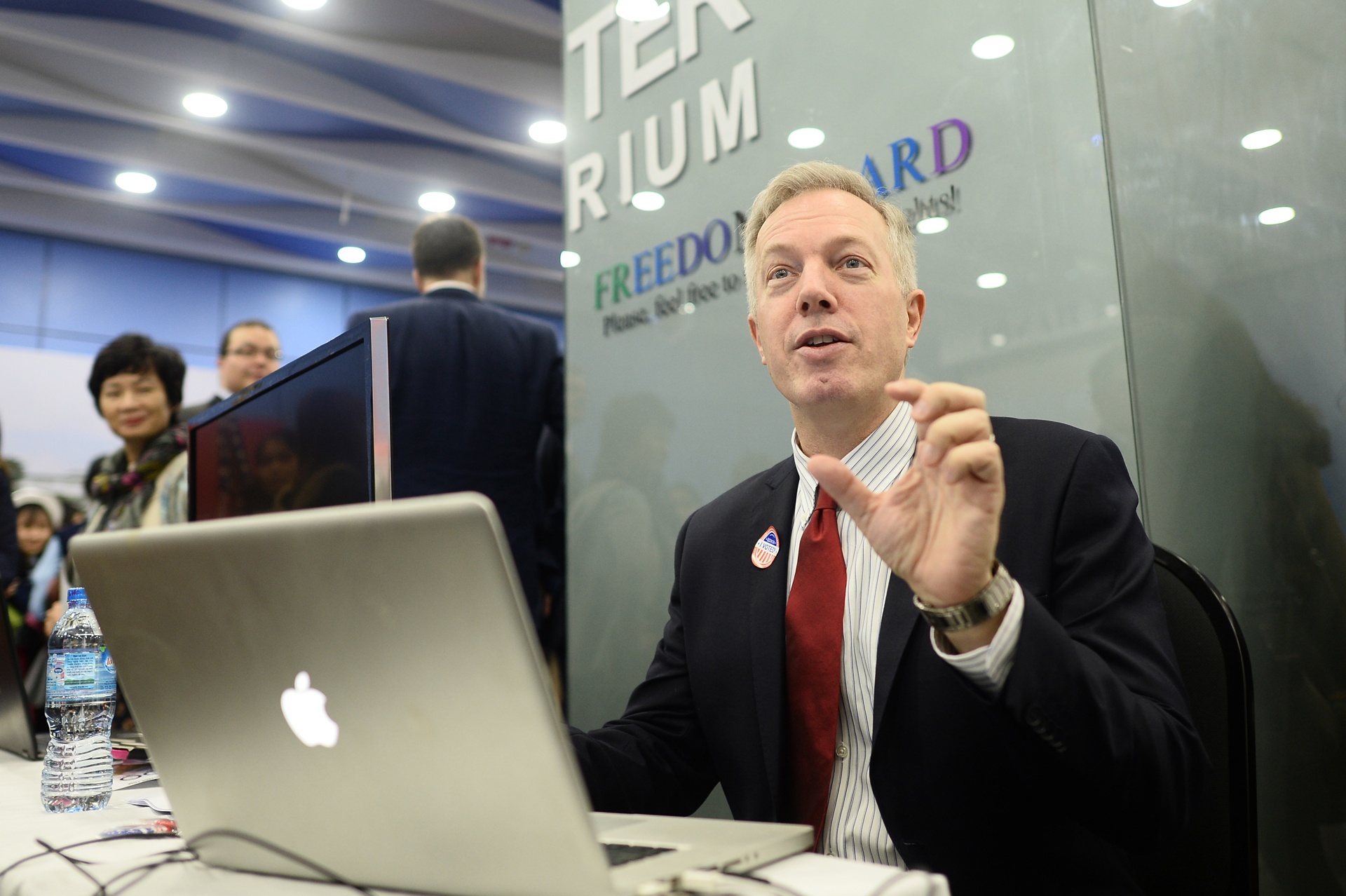 Không khí theo dõi bầu cử ở Đại sứ quán Mỹ tại Hà ảnh 5 Khong khi theo doi bau cu o Dai su quan My tai Ha anh 5