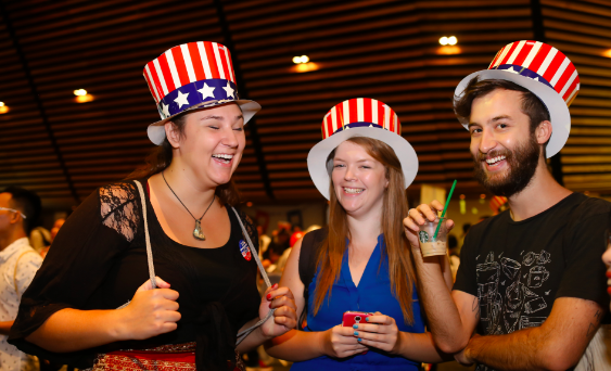 Khong khi theo doi bau cu o LSQ My tai TP. HCM hinh anh