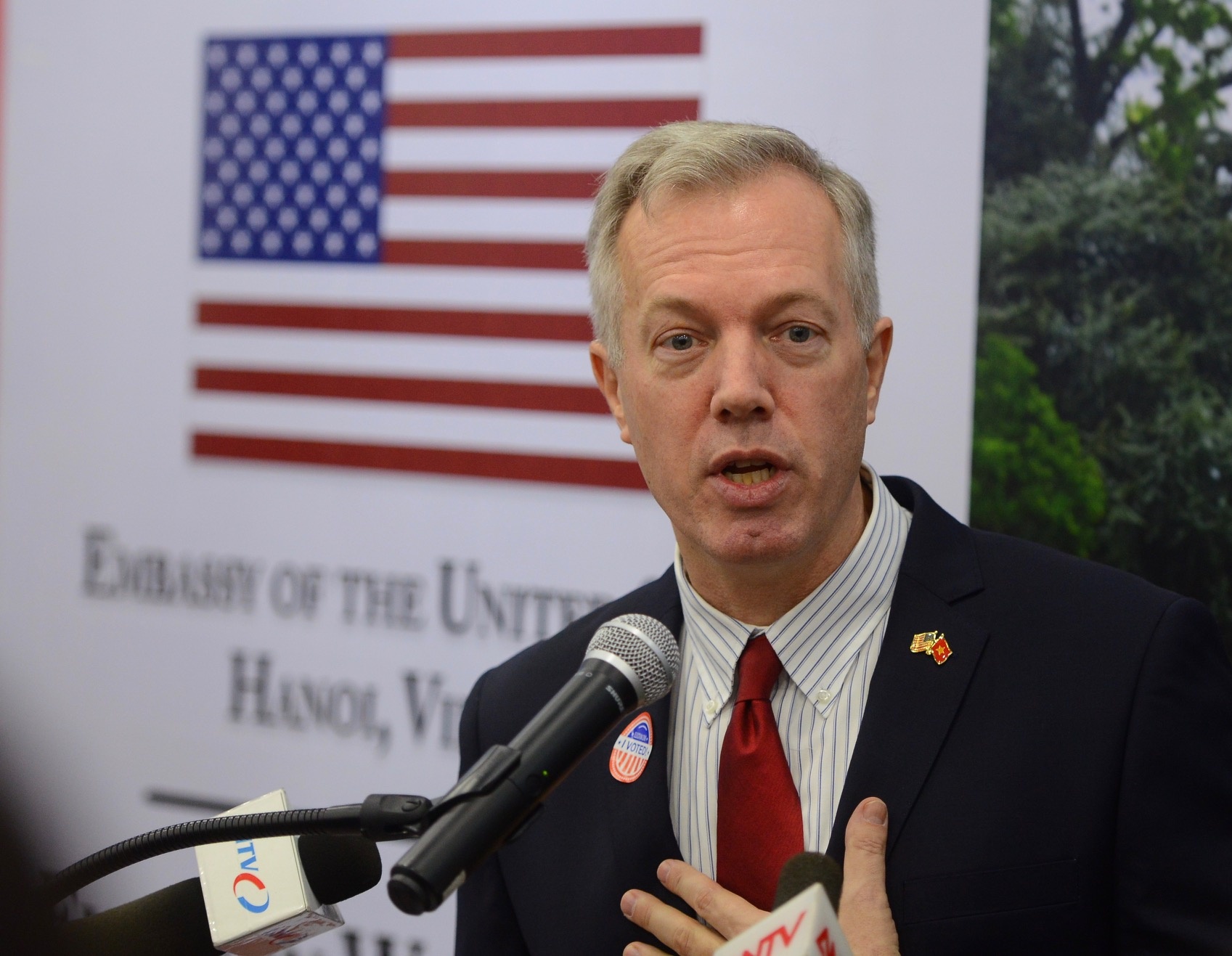 Không khí theo dõi bầu cử ở Đại sứ quán Mỹ tại Hà ảnh 6 Khong khi theo doi bau cu o Dai su quan My tai Ha anh 6