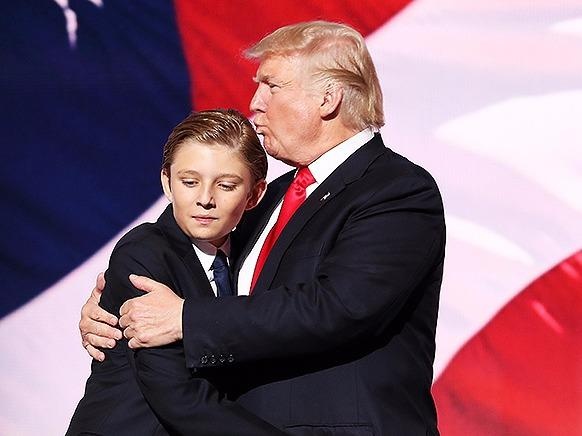 Trai ut nha Trump ngai ngu trong le an mung cua cha hinh anh