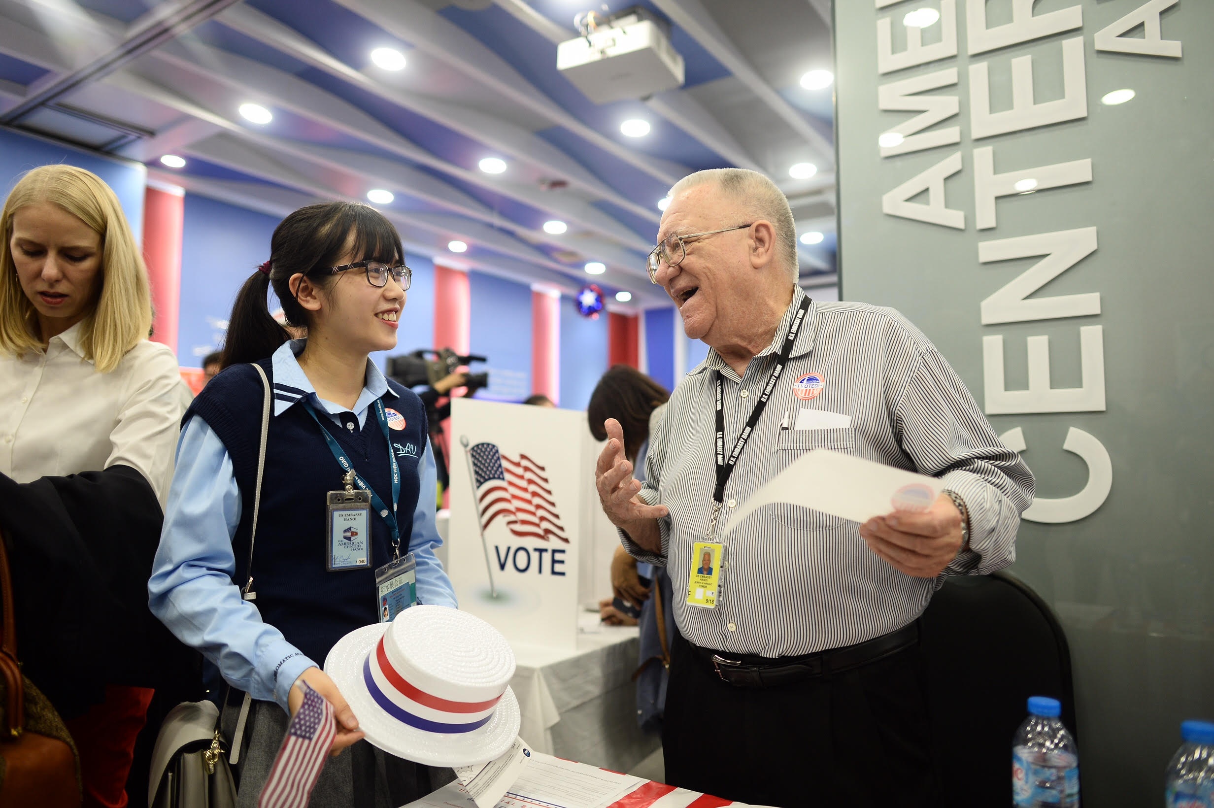 Không khí theo dõi bầu cử ở Đại sứ quán Mỹ tại Hà ảnh 3 Khong khi theo doi bau cu o Dai su quan My tai Ha anh 3