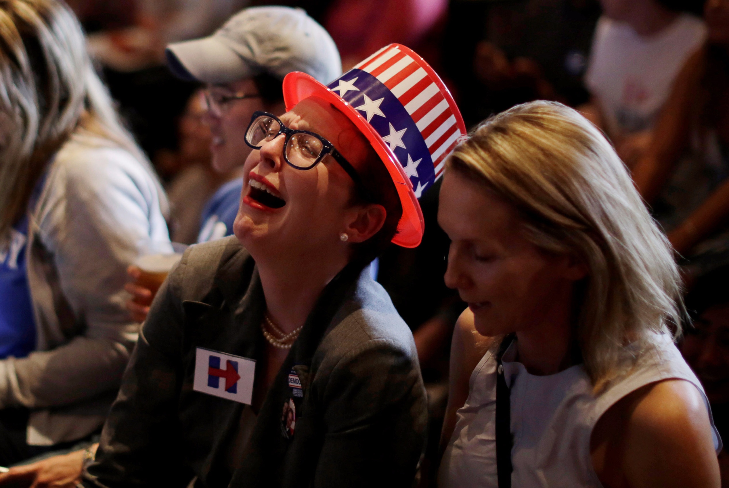 Phe Clinton soc, co nguoi da khoc hinh anh