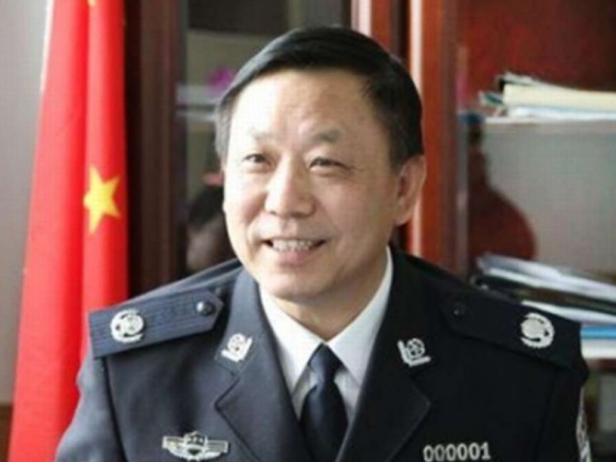 Trung Quoc xu tu cuu canh sat truong vi tham nhung hinh anh