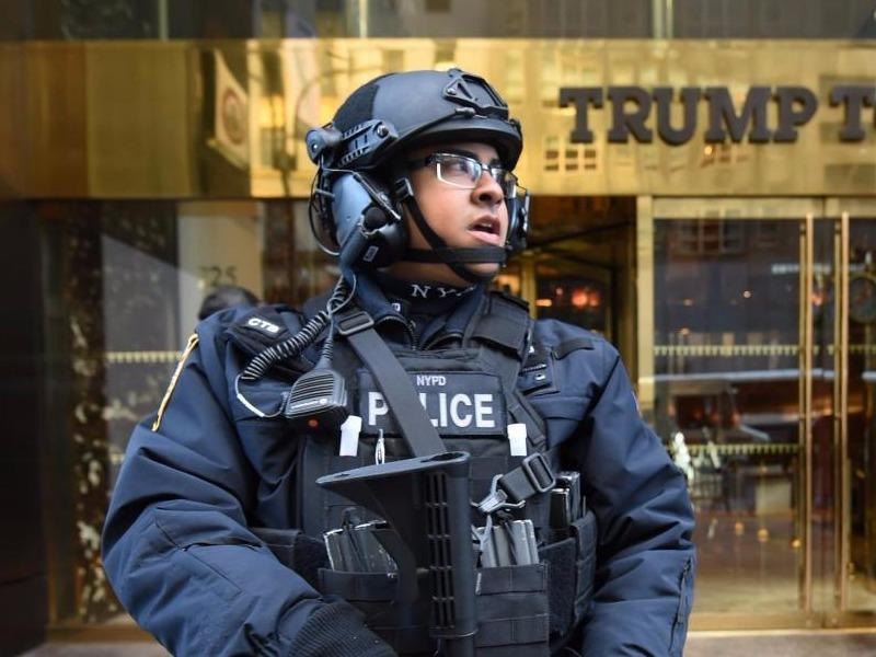 Toa thap Trump duoc bao ve bang vung cam bay hinh anh