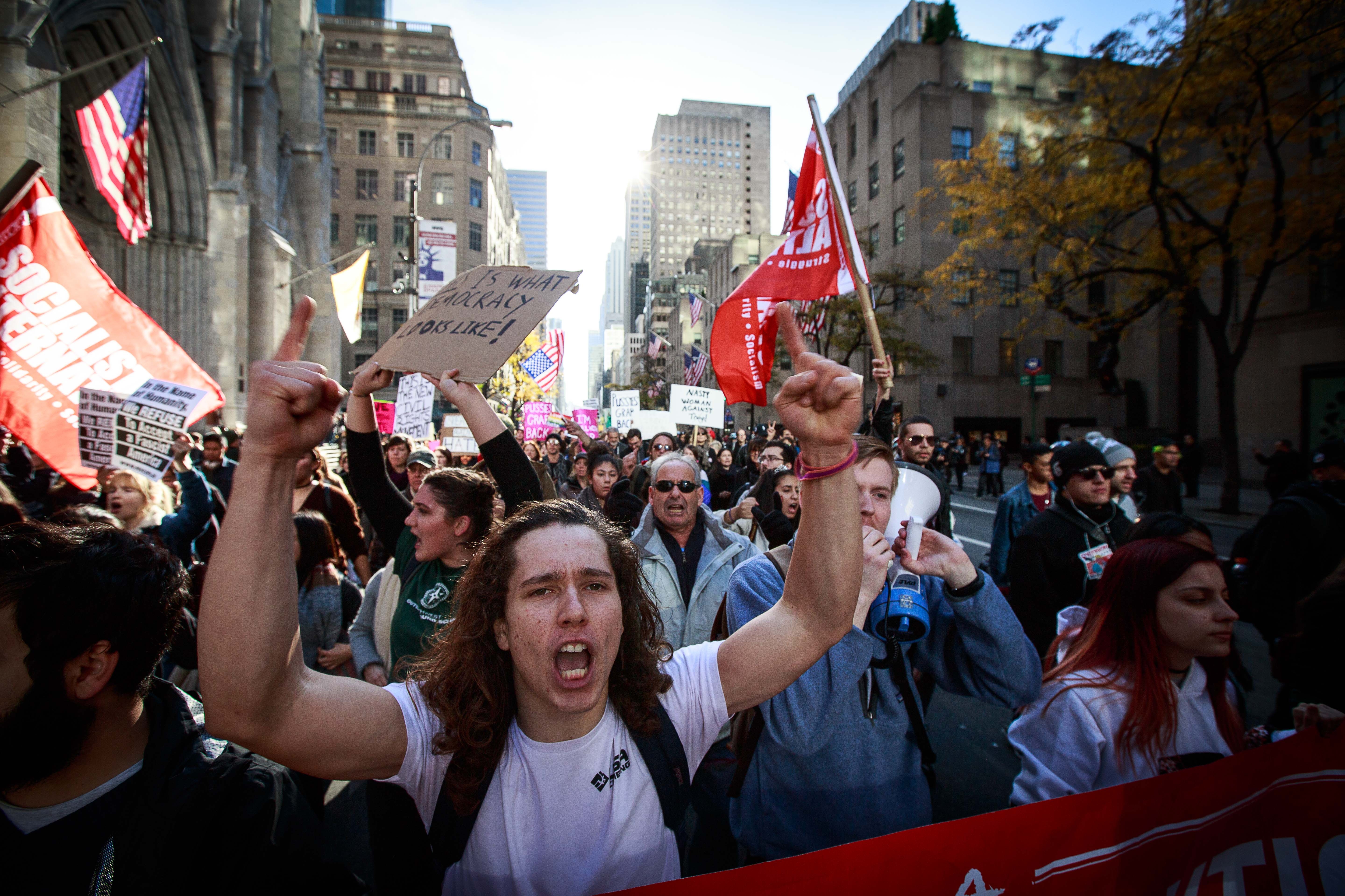 Hon 100.000 nguoi bieu tinh chong Trump tai New York hinh anh