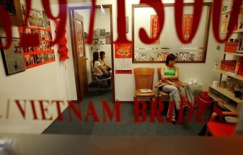 nghề mai mối cô dâu Việt ở Singapore ảnh 2 nghe mai moi co dau Viet o Singapore anh 2