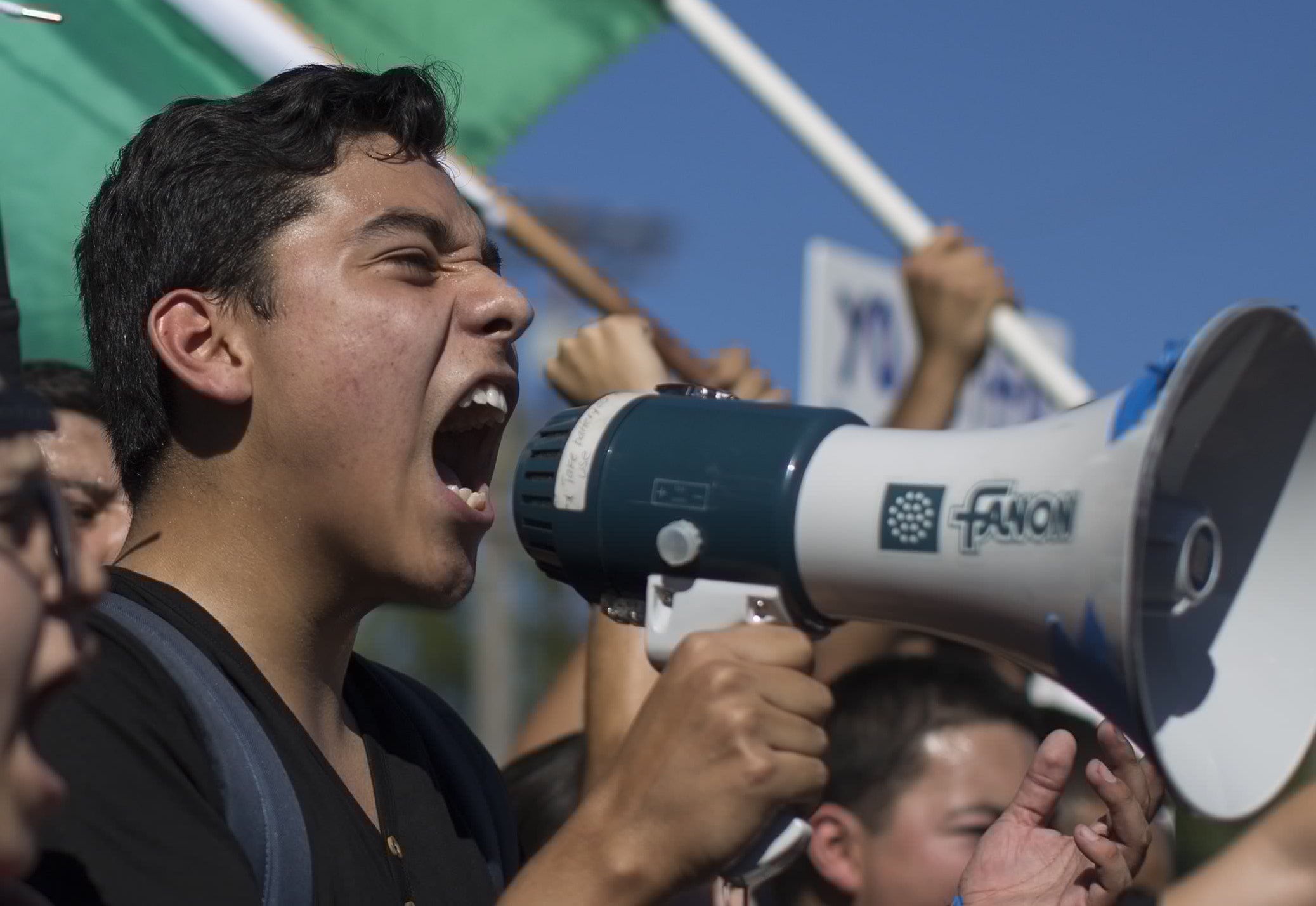 Hoc sinh My xuong duong phan doi ong Trump hinh anh