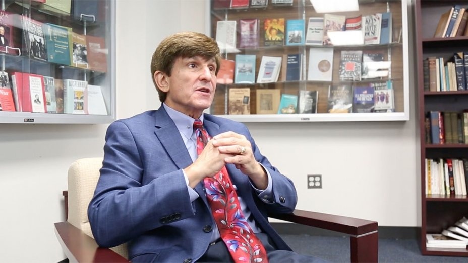 Nhà tiên tri dự đoán Trump sẽ bị luận tội ảnh 1 Nha tien tri du doan Trump se bi luan toi anh 1