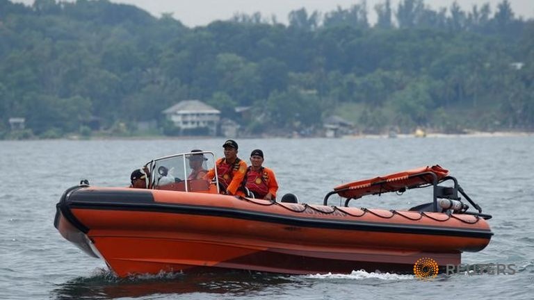 Tau Viet Nam va cham tau nuoc ngoai anh 1