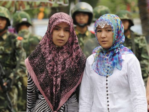 Toan bo dan Tan Cuong phai nop ho chieu cho canh sat hinh anh