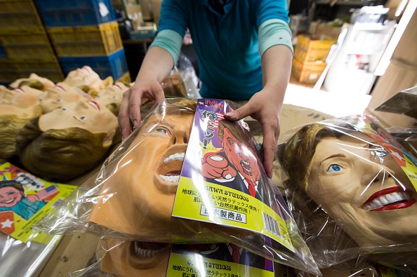 sản xuất mặt nạ Donald Trump ở Nhật ảnh 7 san xuat mat na Donald Trump o Nhat anh 7