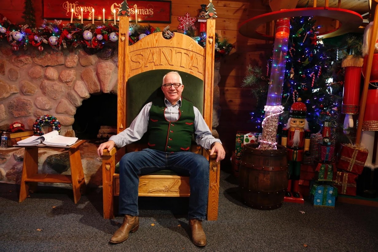 Truong dao tao ong gia Noel chuan bi Giang sinh anh 4