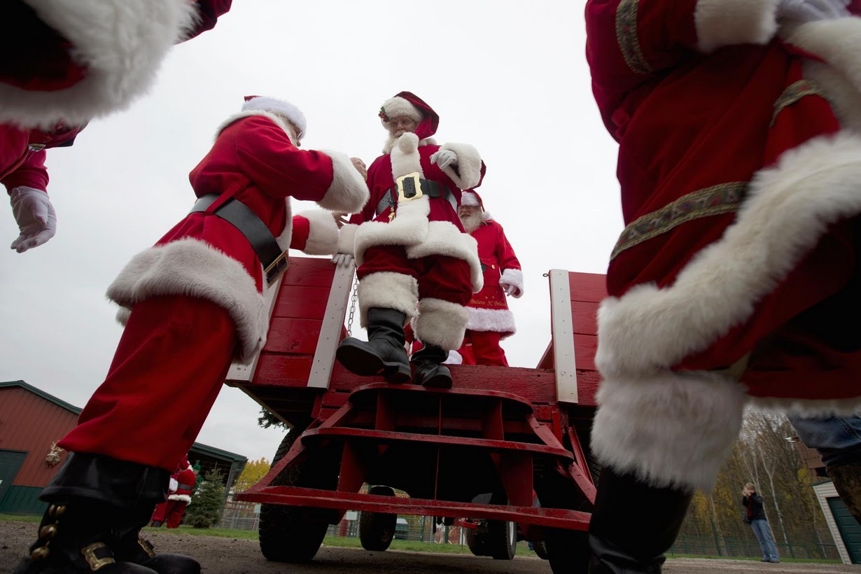 Truong dao tao ong gia Noel chuan bi Giang sinh anh 1