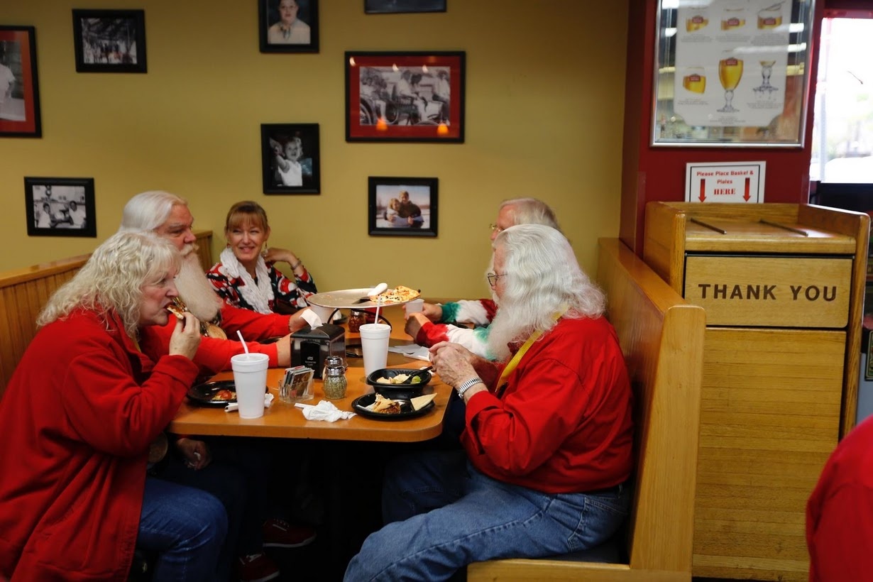 Truong dao tao ong gia Noel chuan bi Giang sinh anh 6