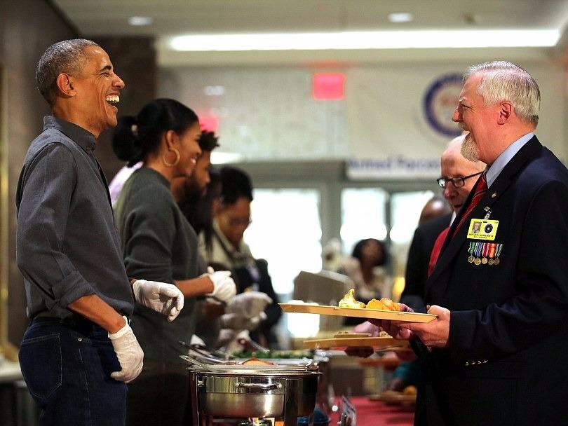 Gia dinh ong Obama phuc vu bua an cho cuu chien binh My hinh anh