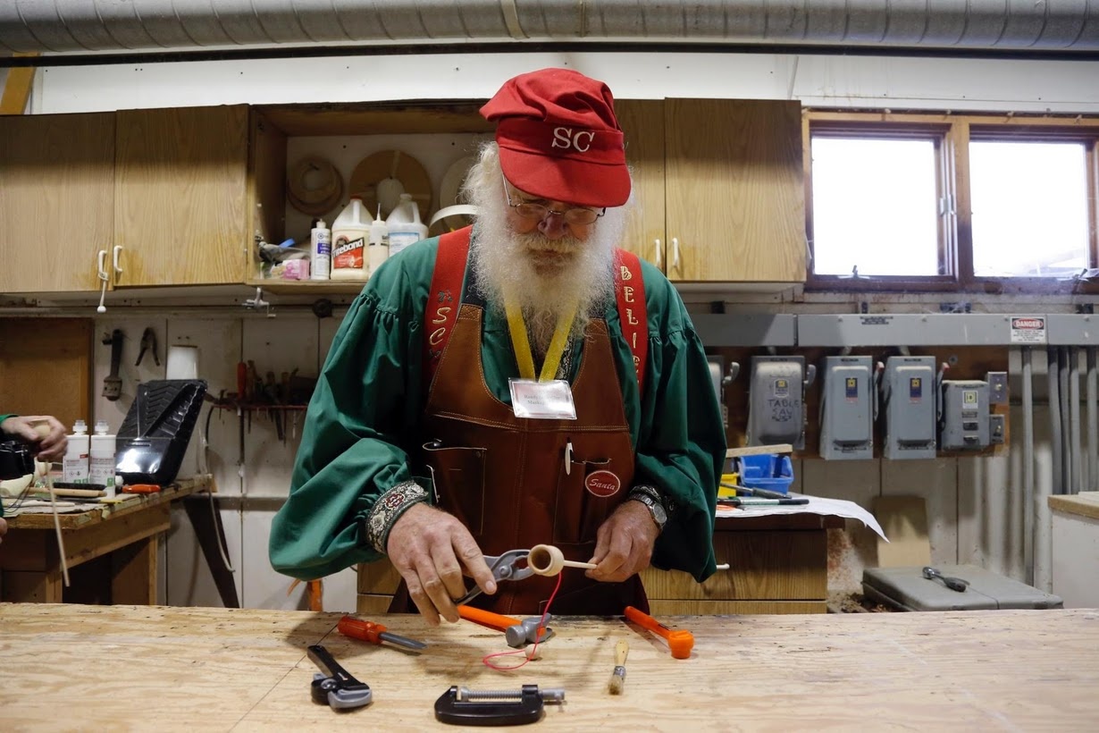 Truong dao tao ong gia Noel chuan bi Giang sinh anh 3