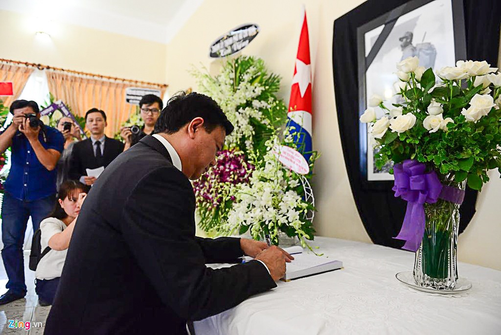 Bi thu Dinh La Thang vieng lanh tu Fidel Castro hinh anh