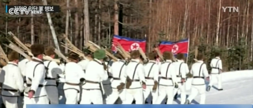 Kim Jong Un dự diễn tập chiến tranh trên núi ảnh 4 Kim Jong Un du dien tap chien tranh tren nui anh 4