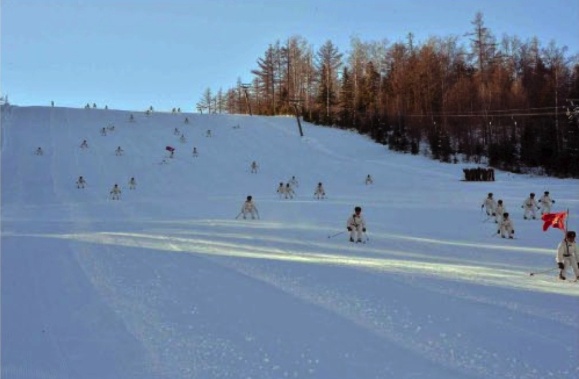 Kim Jong Un dự diễn tập chiến tranh trên núi ảnh 3 Kim Jong Un du dien tap chien tranh tren nui anh 3