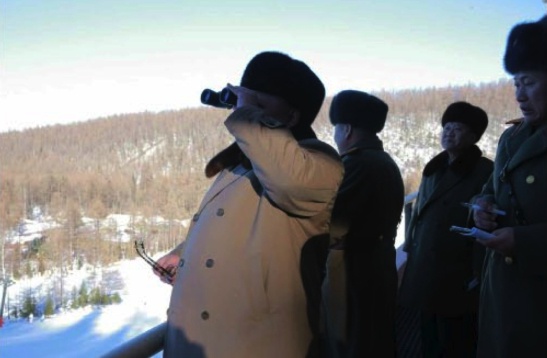 Kim Jong Un dự diễn tập chiến tranh trên núi ảnh 2 Kim Jong Un du dien tap chien tranh tren nui anh 2