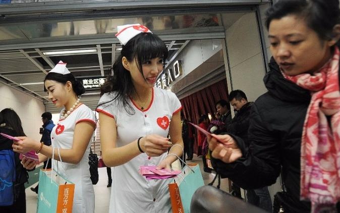 Thanh nien Trung Quoc hoc ve gioi tinh thoi mang xa hoi hinh anh