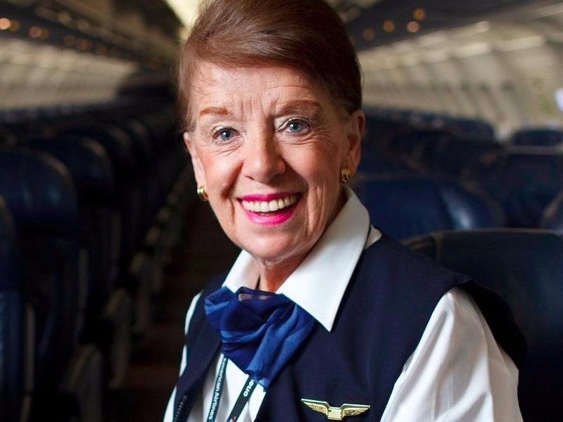 Nu tiep vien hang khong o tuoi 80 hinh anh