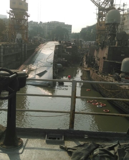 tàu khu trục Ấn Độ bị lật khiến 2 người chết ảnh 2 tau khu truc An Do bi lat khien 2 nguoi chet anh 2