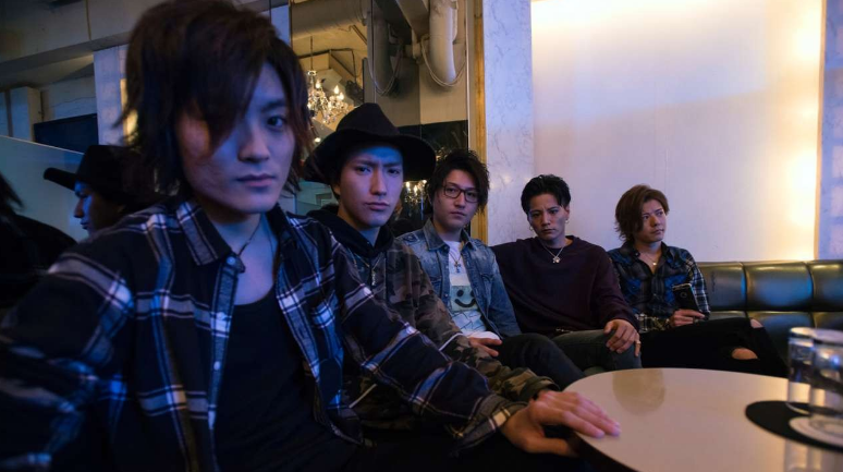 Nam tiếp viên trong các câu lạc bộ Nhật Bản ảnh 1 Nam tiep vien trong cac cau lac bo Nhat Ban anh 1