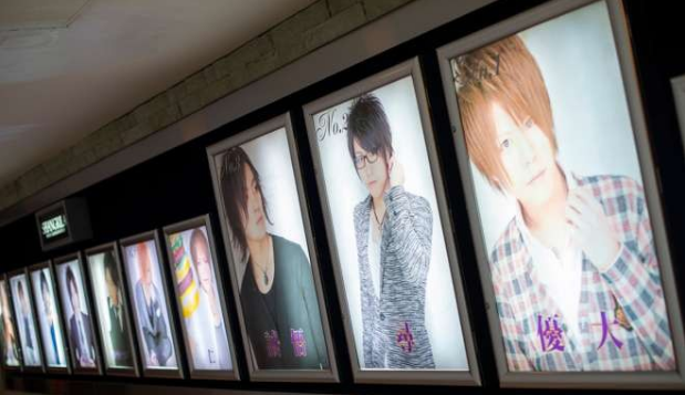 Nam tiếp viên trong các câu lạc bộ Nhật Bản ảnh 3 Nam tiep vien trong cac cau lac bo Nhat Ban anh 3