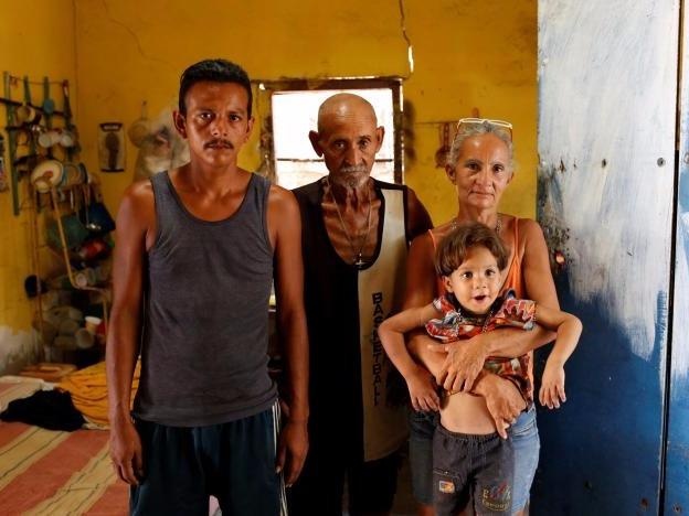 Cha me ngheo o Venezuela bo con vi thieu doi hinh anh