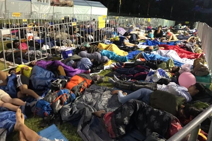 Hang tram nguoi cam trai qua dem o Sydney cho giao thua hinh anh